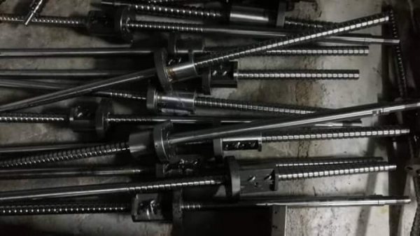 อันละ850 บ.โทร 083-2000058 LINE ID: line832923 บอลสกรูยี่ห้อ NSK ขนาดเพลาโต 25 mm. ยาวทั้งหมด 103 cm