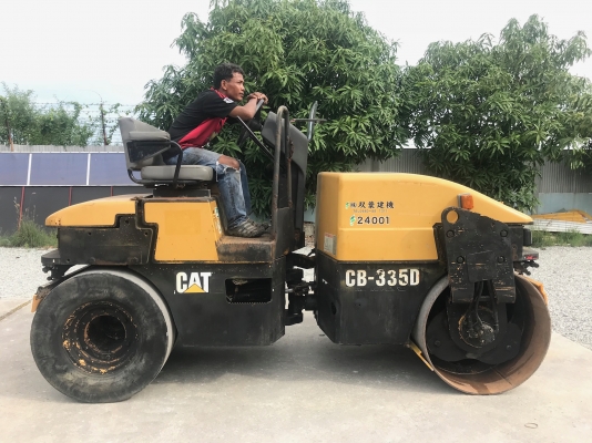 ขายรถบด4ตัน CATERPILLARรุ่นCB335Dรถนอกนำเข้าไม่เคยใช้งานในไทย หน้าเหล็กหลังยาง ขับ2เพลาเอวอ่อน เครื่องCAT3สูบ สภาพดีพร้อมใช้งาน มีให้เลือกหลายคันหลายขนาด Line: jiraroj2909
