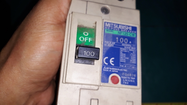 ขายเบรกเกอร์MISUBHISI ขนาด 100AMP ขาดน๊อต2ตัวเก่าเก็บ ขายเบรกเกอร์MISUBHISI ขนาด 100AMP ขาดน๊อต2ตัวเก่าเก็บ