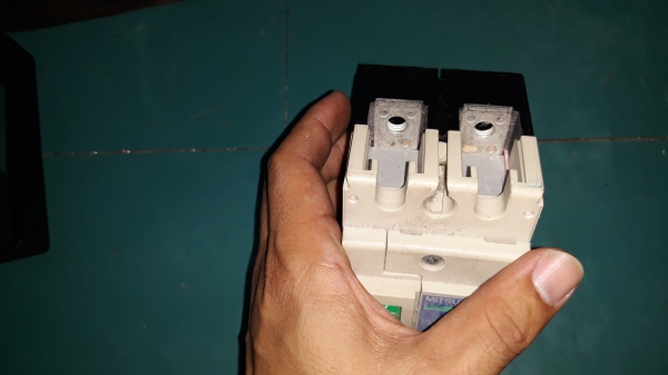 ขายเบรกเกอร์MISUBHISI ขนาด 100AMP ขาดน๊อต2ตัวเก่าเก็บ