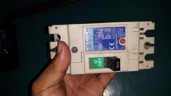 ขายเบรกเกอร์MISUBHISI ขนาด 100AMP ขาดน๊อต2ตัวเก่าเก็บ