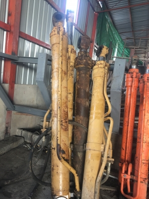 ขายด่วน กระบอกCAT330V2 สี่กระบอก