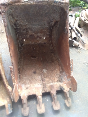 ขาย. บุ้งกี้ใส่.  แมคโค  PC. 60-75