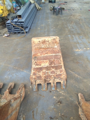 ขาย. บุ้งกี้ใส่.  แมคโค  PC. 60-75