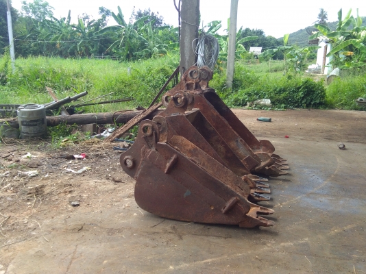 ขาย. บุ้งกี้ใส่.  แมคโค  PC. 60-75