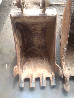 ขาย. บุ้งกี้ใส่.  แมคโค  PC. 60-75