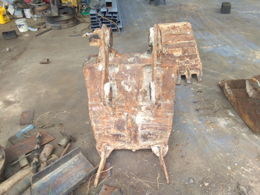 ขาย. บุ้งกี้ใส่.  แมคโค  PC. 60-75