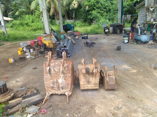 ขาย. บุ้งกี้ใส่.  แมคโค  PC. 60-75