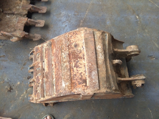 ขาย. บุ้งกี้ใส่.  แมคโค  PC. 60-75