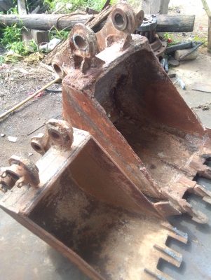 ขาย. บุ้งกี้ใส่.  แมคโค  PC. 60-75