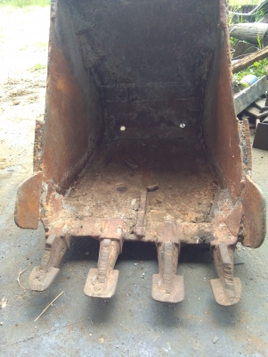 ขาย. บุ้งกี้ใส่.  แมคโค  PC. 60-75