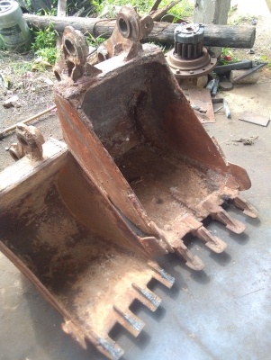 ขาย. บุ้งกี้ใส่.  แมคโค  PC. 60-75