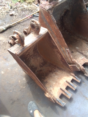 ขาย. บุ้งกี้ใส่.  แมคโค  PC. 60-75