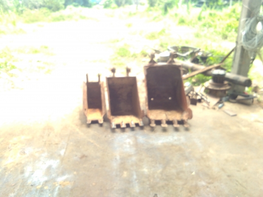 ขาย. บุ้งกี้ใส่.  แมคโค  PC. 60-75