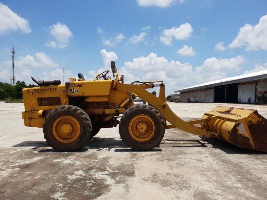 ขายรถตักล้อยาง KOMATSU JH30-B-7671 ราคา.320,000 ต่อรอง 2 เพลาเครื่อง 4 สูบ เครื่องแรง ปั้มแรง สะภาพสวย ยางพร้อมใช้ ต่อแขนแล้ว เกียร์ใช้งานได้ครบ สนใจรีบโทรจองด่วนที่.081-3531946 ต่อ.บางนา &amp; ID-LINE รถอยู่ จ.นครราชสีมา