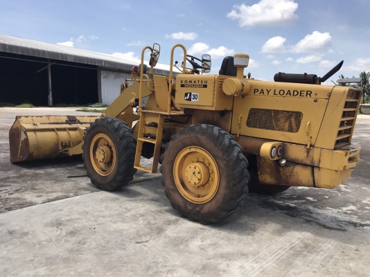 ขายรถตักล้อยาง KOMATSU JH30-B-7671 ราคา.320,000 ต่อรอง 2 เพลาเครื่อง 4 สูบ เครื่องแรง ปั้มแรง สะภาพสวย ยางพร้อมใช้ ต่อแขนแล้ว เกียร์ใช้งานได้ครบ สนใจรีบโทรจองด่วนที่.081-3531946 ต่อ.บางนา &amp; ID-LINE รถอยู่ จ.นครราชสีมา