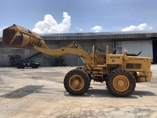 ขายรถตักล้อยาง KOMATSU JH30-B-7671 ราคา.320,000 ต่อรอง 2 เพลาเครื่อง 4 สูบ เครื่องแรง ปั้มแรง สะภาพสวย ยางพร้อมใช้ ต่อแขนแล้ว เกียร์ใช้งานได้ครบ สนใจรีบโทรจองด่วนที่.081-3531946 ต่อ.บางนา &amp; ID-LINE รถอยู่ จ.นครราชสีมา