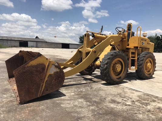 ขายรถตักล้อยาง KOMATSU JH30-B-7671 ราคา.320,000 ต่อรอง 2 เพลาเครื่อง 4 สูบ เครื่องแรง ปั้มแรง สะภาพสวย ยางพร้อมใช้ ต่อแขนแล้ว เกียร์ใช้งานได้ครบ สนใจรีบโทรจองด่วนที่.081-3531946 ต่อ.บางนา &amp; ID-LINE รถอยู่ จ.นครราชสีมา