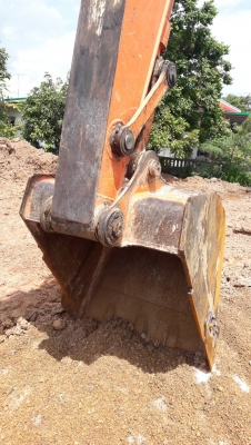 HITACHI ZX 200-1 รถบอดี้สวยเดิมๆครับ ทำงาน 10,400 ชม. ภายในเก๋งสะอาด แอร์เย็น ช่วงล่างแน่น พร้อมใช้งานได้เลย เอกสารทะเบียนครบ