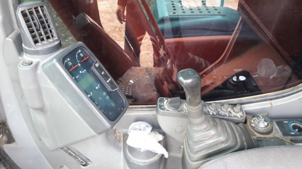 HITACHI ZX 200-1 รถบอดี้สวยเดิมๆครับ ทำงาน 10,400 ชม. ภายในเก๋งสะอาด แอร์เย็น ช่วงล่างแน่น พร้อมใช้งานได้เลย เอกสารทะเบียนครบ