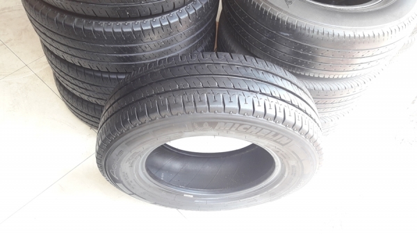 ยาง215/65/16 ปี17 MICHELIN AGILIS 4 เส้น ยาง215/65/16 ปี17 MICHELIN AGILIS 4 เส้น