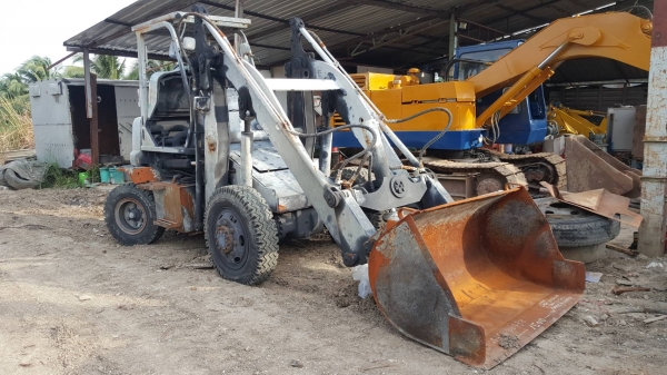 ขายรถตักล้อยาง ยี่ห้อKomatsu SD25-6 เครื่องโคมัสสุ เครื่องยนต์6D102 ขนาด6สูบ เกียร์ทอล์ค เพลาเดียว ขับล้อหน้า เลี้ยวล้อหลัง บุ้งกี๋ประมาณ1.5คิว ยกสูง3.40