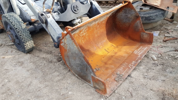 ขายรถตักล้อยาง ยี่ห้อKomatsu SD25-6 เครื่องโคมัสสุ เครื่องยนต์6D102 ขนาด6สูบ เกียร์ทอล์ค เพลาเดียว ขับล้อหน้า เลี้ยวล้อหลัง บุ้งกี๋ประมาณ1.5คิว ยกสูง3.40