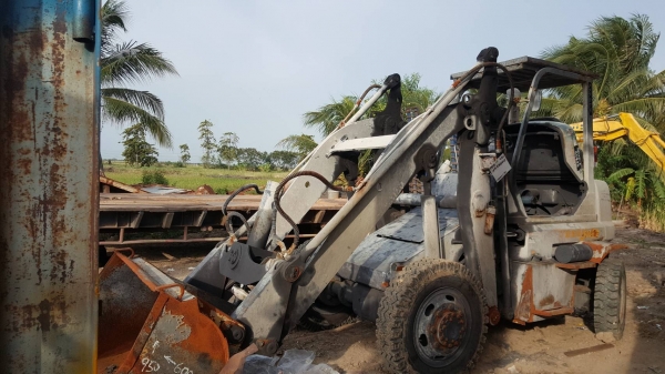 ขายรถตักล้อยาง ยี่ห้อKomatsu SD25-6 เครื่องโคมัสสุ เครื่องยนต์6D102 ขนาด6สูบ เกียร์ทอล์ค เพลาเดียว ขับล้อหน้า เลี้ยวล้อหลัง บุ้งกี๋ประมาณ1.5คิว ยกสูง3.40