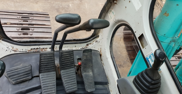 ขายด่วนรถแบคโฮKOBELCO-SK200MARK5มาร์ไฟร์ระบบลายหัวกะแทกรถนอกเพิ่งนำเข้ามายังไม่เคยใช้งานในเมืองไทยเลย