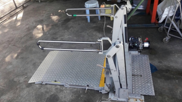 ขาย ลิฟท์ยกรถวีลแชร์ นำเข้าญี่ปุ่น ราคา 27,500 ขาย ลิฟท์ยกรถวีลแชร์ นำเข้าญี่ปุ่น ราคา 27,500