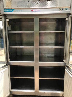 ตู้แช่  สแตนเลส 4 ประตู  วัสดุภายนอกและภายใน สแตนเลส ชั้นวางสินค้าด้านบน 3 ชั้น แช่เย็น แช่ผัก  ด้านล่าง 2 ชั้น แช่แข็ง  ประตูบน เป็นบานกระจก 2 บาน  ประตูล่าง เป็นสแตนเลสทึบทั้ง 2 บาน