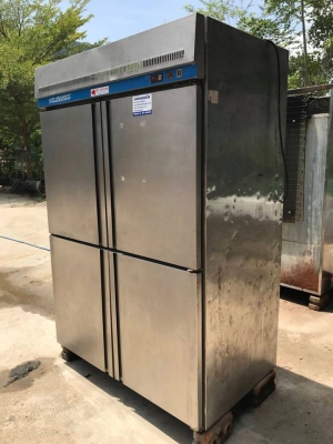 ตู้แช่ สแตนเลส 4ประตู  วัสดุภายนอกและภายใน สแตนเลส ชั้นวางสินค้าด้านบน 2 ชั้น ด้านล่าง 2 ชั้น ประตู บน และ ล่าง เป็นสแตนเลสทึบทั้ง 4 บาน