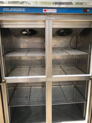 ตู้แช่ สแตนเลส 4ประตู  วัสดุภายนอกและภายใน สแตนเลส ชั้นวางสินค้าด้านบน 2 ชั้น ด้านล่าง 2 ชั้น ประตู บน และ ล่าง เป็นสแตนเลสทึบทั้ง 4 บาน