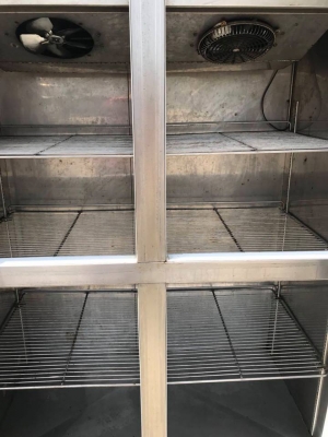 ตู้แช่ สแตนเลส 4ประตู  วัสดุภายนอกและภายใน สแตนเลส ชั้นวางสินค้าด้านบน 2 ชั้น ด้านล่าง 2 ชั้น ประตู บน และ ล่าง เป็นสแตนเลสทึบทั้ง 4 บาน