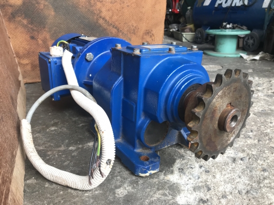 ขายมอเตอร์เกียร์ Motovario made in Italy อัตราทด 1:56 ใส่มอเตอร์ 1HP. 6Pole 920rpm. เพิ่มแรงบิด เพลาออกประมาณ 16รอบต่อนาที สภาพสวย หมุนนิ่ม พร้อมใช้งาน