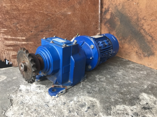 ขายมอเตอร์เกียร์ Motovario made in Italy อัตราทด 1:56 ใส่มอเตอร์ 1HP. 6Pole 920rpm. เพิ่มแรงบิด เพลาออกประมาณ 16รอบต่อนาที สภาพสวย หมุนนิ่ม พร้อมใช้งาน