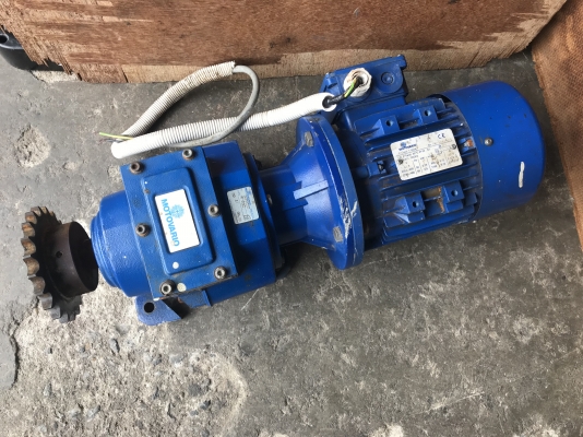 ขายมอเตอร์เกียร์ Motovario made in Italy อัตราทด 1:56 ใส่มอเตอร์ 1HP. 6Pole 920rpm. เพิ่มแรงบิด เพลาออกประมาณ 16รอบต่อนาที สภาพสวย หมุนนิ่ม พร้อมใช้งาน