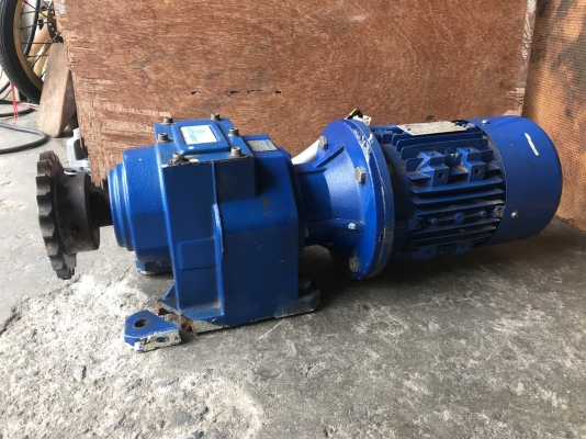 ขายมอเตอร์เกียร์ Motovario made in Italy อัตราทด 1:56 ใส่มอเตอร์ 1HP. 6Pole 920rpm. เพิ่มแรงบิด เพลาออกประมาณ 16รอบต่อนาที สภาพสวย หมุนนิ่ม พร้อมใช้งาน