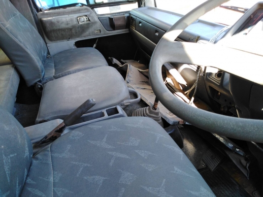 หัวรถยี่ห้อ hino  รุ่น  ไฮเทค หกล้อ (หัวแคบ)