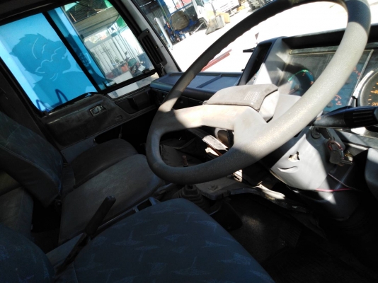 หัวรถยี่ห้อ hino  รุ่น  ไฮเทค หกล้อ (หัวแคบ)