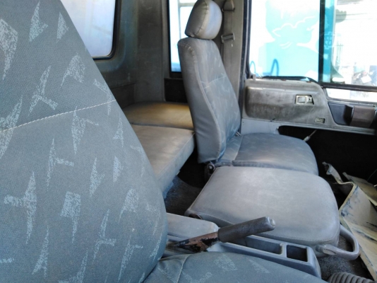 หัวรถยี่ห้อ hino  รุ่น  ไฮเทค หกล้อ (หัวแคบ)