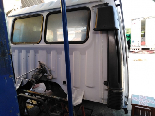 หัวรถยี่ห้อ hino  รุ่น  ไฮเทค หกล้อ (หัวแคบ)