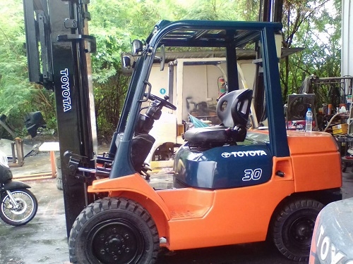 Forklift TOYOTA 7FD30 ขนาด 3.0 ตัน เสาสูง 4.0 เมตร งาสไลท์