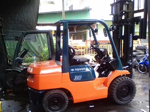Forklift TOYOTA 7FD30 ขนาด 3.0 ตัน เสาสูง 4.0 เมตร งาสไลท์