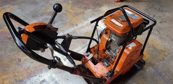 เครื่องตบดิน เดินหน้าถอยหลังได้ พร้อมใช้ เครื่องตบดิน เดินหน้าถอยหลังได้ พร้อมใช้