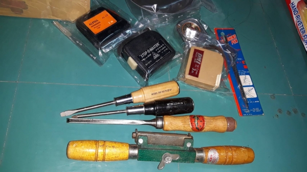 ขายไขควงตอกได้แพ็คคู่2ด้าม VESSEL MADE IN JAPAN.มือสอง ขายไขควงตอกได้แพ็คคู่2ด้าม VESSEL MADE IN JAPAN.มือสอง