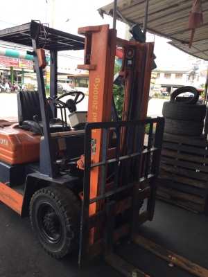 ฝากขายค่ะ รถยกโตโยต้ารุ่น 5 น้ำหนักยก 2.5 ตัน เสาสูง 3 เมตร เครื่องดีเซล เกียร์ธรรมดา