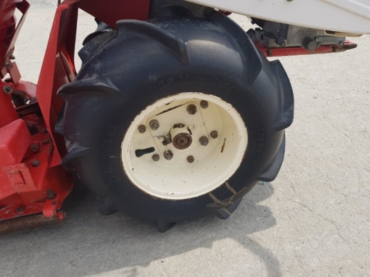 รถเกี่ยวข้าว มัดคอรวงแบบเดินตาม ยี่ห้อ YANMAR รุ่น YB301 รถเกี่ยวข้าว มัดคอรวงแบบเดินตาม ยี่ห้อ YANMAR รุ่น YB301