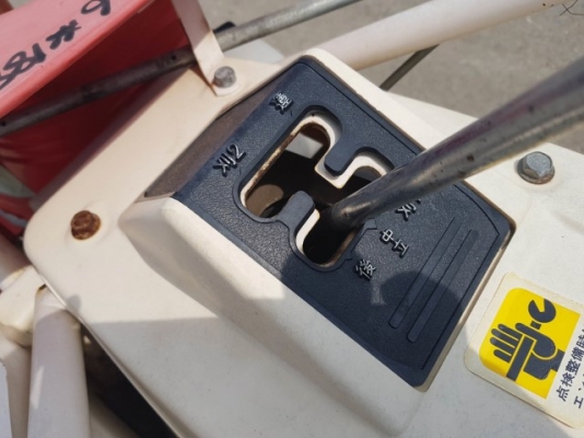 รถเกี่ยวข้าว มัดคอรวงแบบเดินตาม ยี่ห้อ YANMAR รุ่น YB301 รถเกี่ยวข้าว มัดคอรวงแบบเดินตาม ยี่ห้อ YANMAR รุ่น YB301