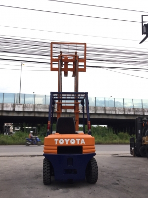 ขาย โฟรคลิฟท์ โตโยต้า รุ่น 5 ดีเซล เสา ทูฟรีเข้าตู้